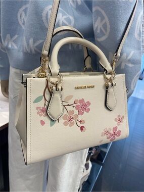 MICHAEL KORS Marilyn Sma Embellished Satchel Crossbody Messenger
Lt Cream
NWT